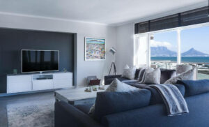 salotto-moderno-minimalista-vista-mare