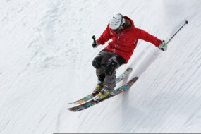 uomo-sciando-pista-da-neve
