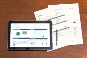 tablet-grafico-2-documenti-analisi-commerciali