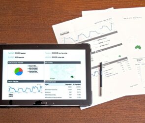 tablet-grafico-2-documenti-analisi-commerciali