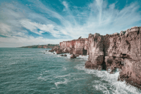 vista-mare-onde-scogli-alti