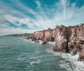 vista-mare-onde-scogli-alti