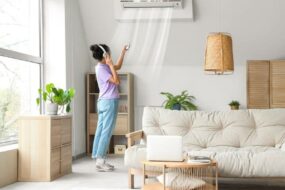 ragazza-casa-immobiliata-usa-condizionatore