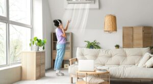 ragazza-casa-immobiliata-usa-condizionatore