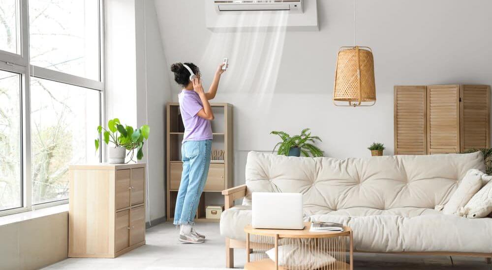 ragazza-casa-immobiliata-usa-condizionatore