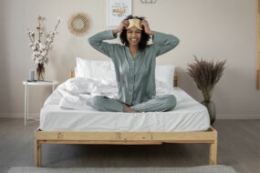 ragazza-si-sveglia-felice-dal-materasso