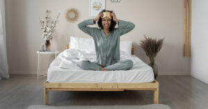 ragazza-si-sveglia-felice-dal-materasso