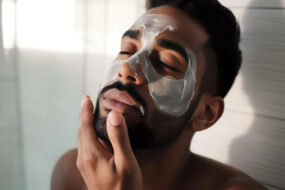 uomo-che-si-mette-crema-viso