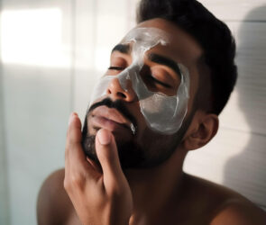 uomo-che-si-mette-crema-viso