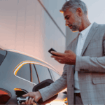 business-man-mette-benzina-auto