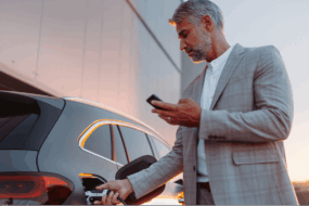 business-man-mette-benzina-auto