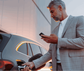 business-man-mette-benzina-auto