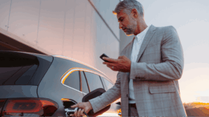 business-man-mette-benzina-auto