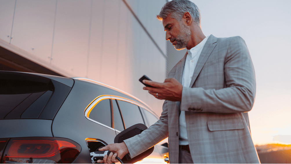 business-man-mette-benzina-auto