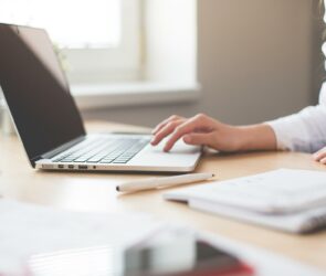 scrivania-primo-piano-mano-donna-che-usa-notebook