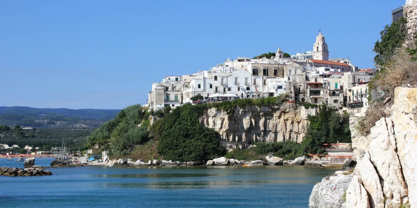 città-collina-sopra-mare