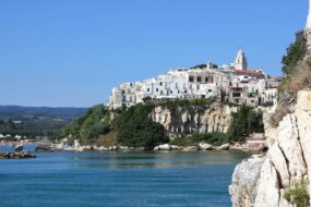 città-collina-sopra-mare