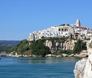 città-collina-sopra-mare