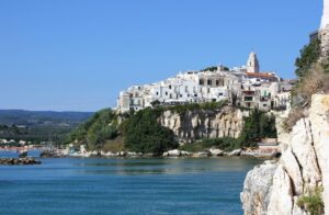 città-collina-sopra-mare