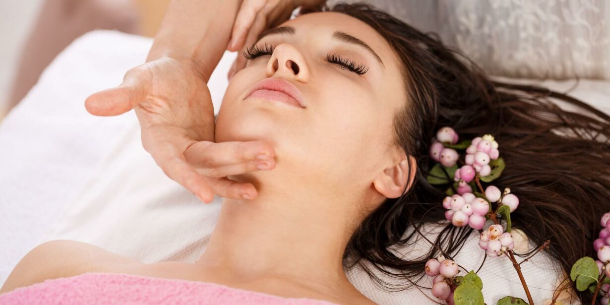 ragazza-distesa-occhi-chiusi-che-si-sta-facendo-fare-massaggio-viso