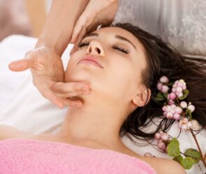 ragazza-distesa-occhi-chiusi-che-si-sta-facendo-fare-massaggio-viso