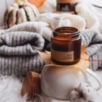 candela-autunno-sfondo-foglie-zucche-accessori-tazza-plaid
