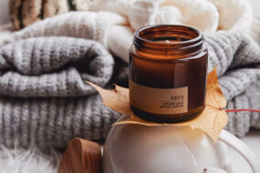 candela-autunno-sfondo-foglie-zucche-accessori-tazza-plaid