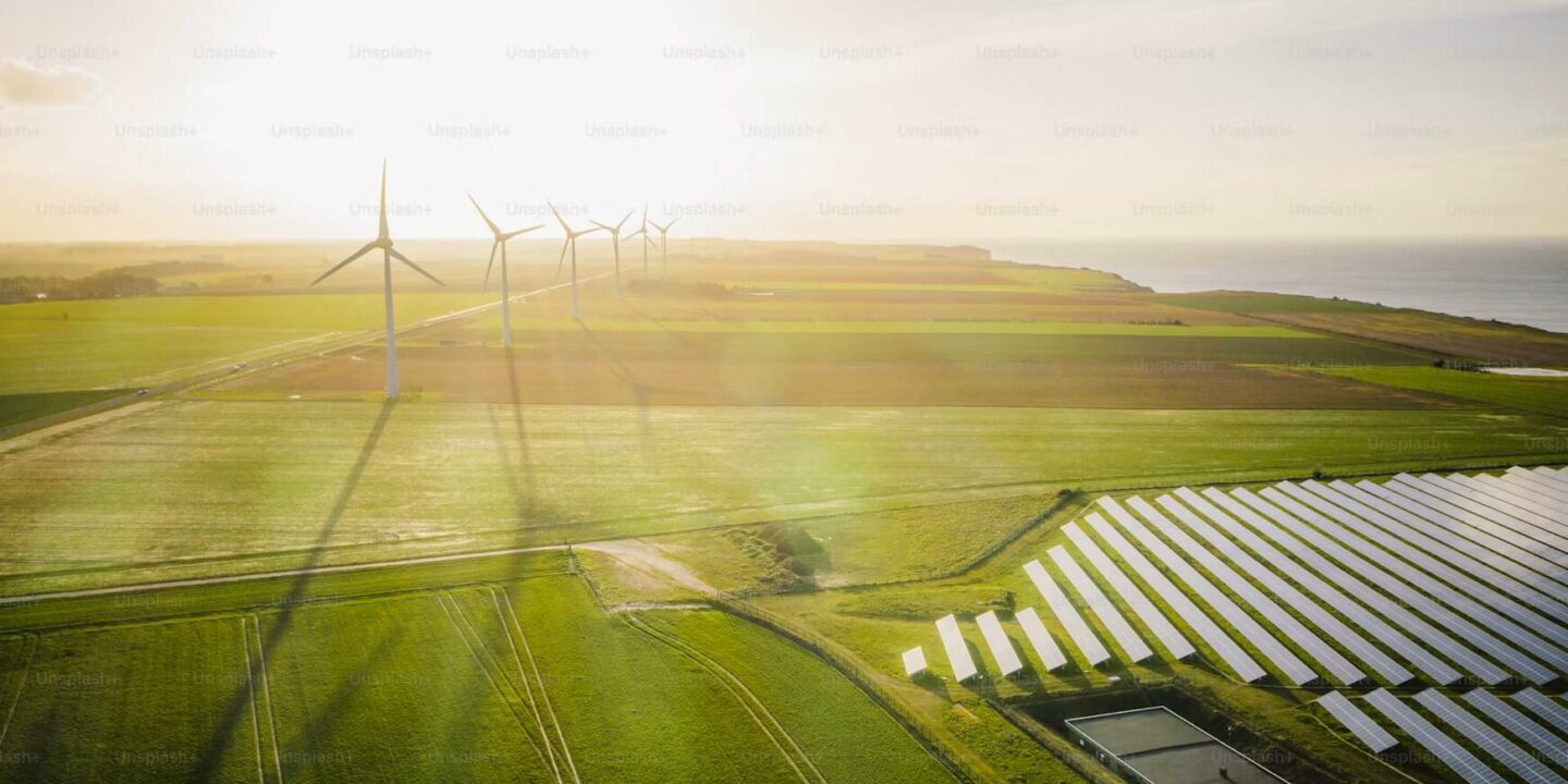 campo-con-pannelli-fotovoltaici-e-pale-eoliche