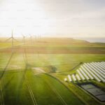 campo-con-pannelli-fotovoltaici-e-pale-eoliche