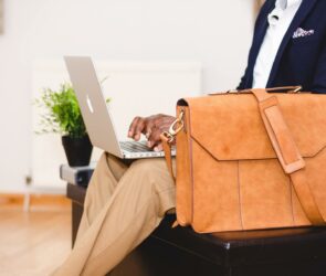 primo-piano-busto-uomo-seduto-portatile-borsa-lavoro